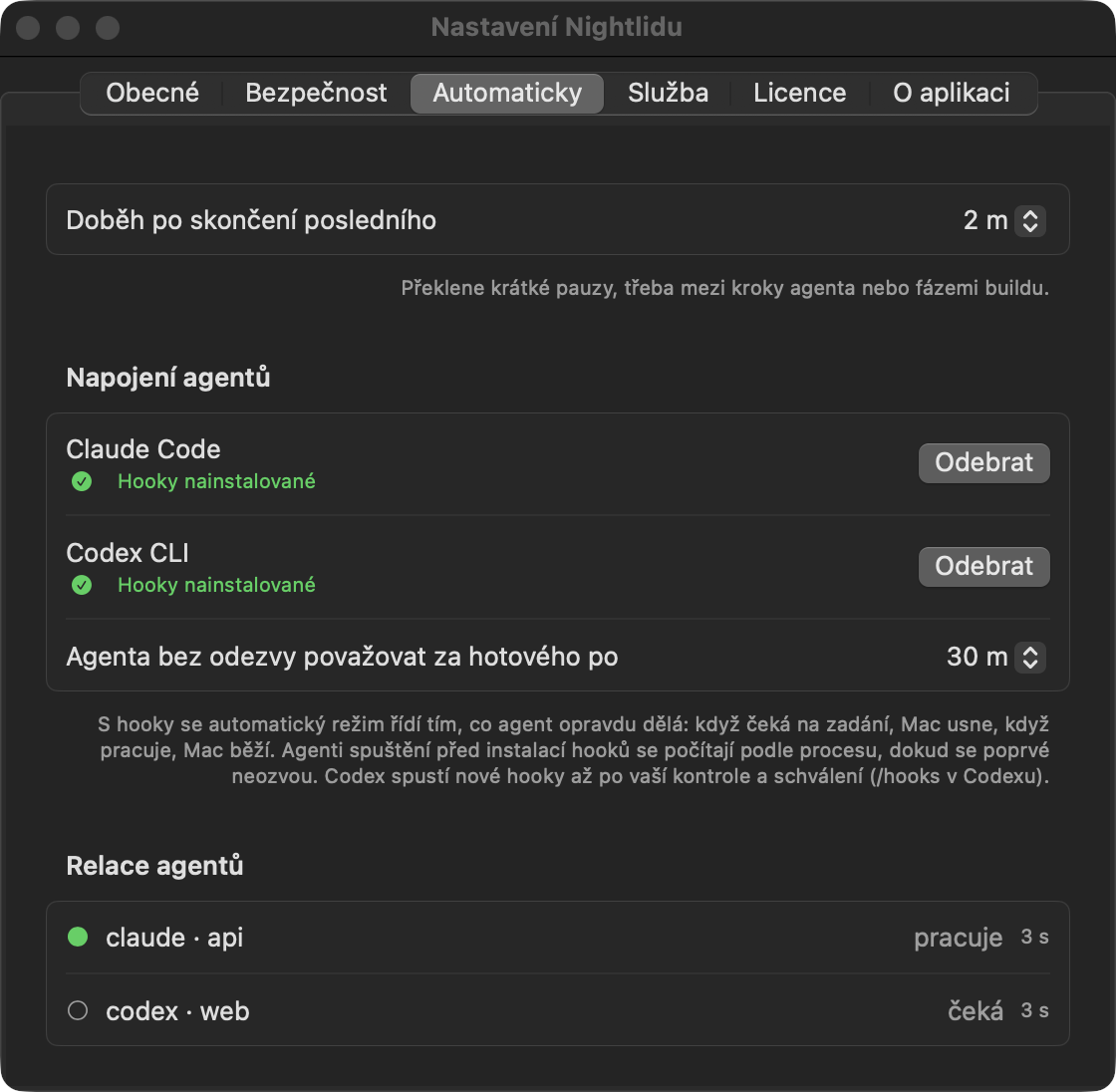 Nastavení Nightlidu, karta Automaticky: napojení agentů – hooky nainstalované pro Claude Code i Codex CLI – a seznam relací agentů: claude v api pracuje, codex ve web čeká.
